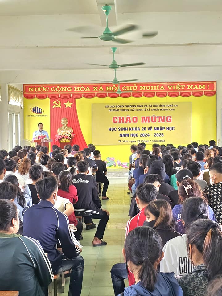Giảng viên phổ biến kế hoạch khóa học
