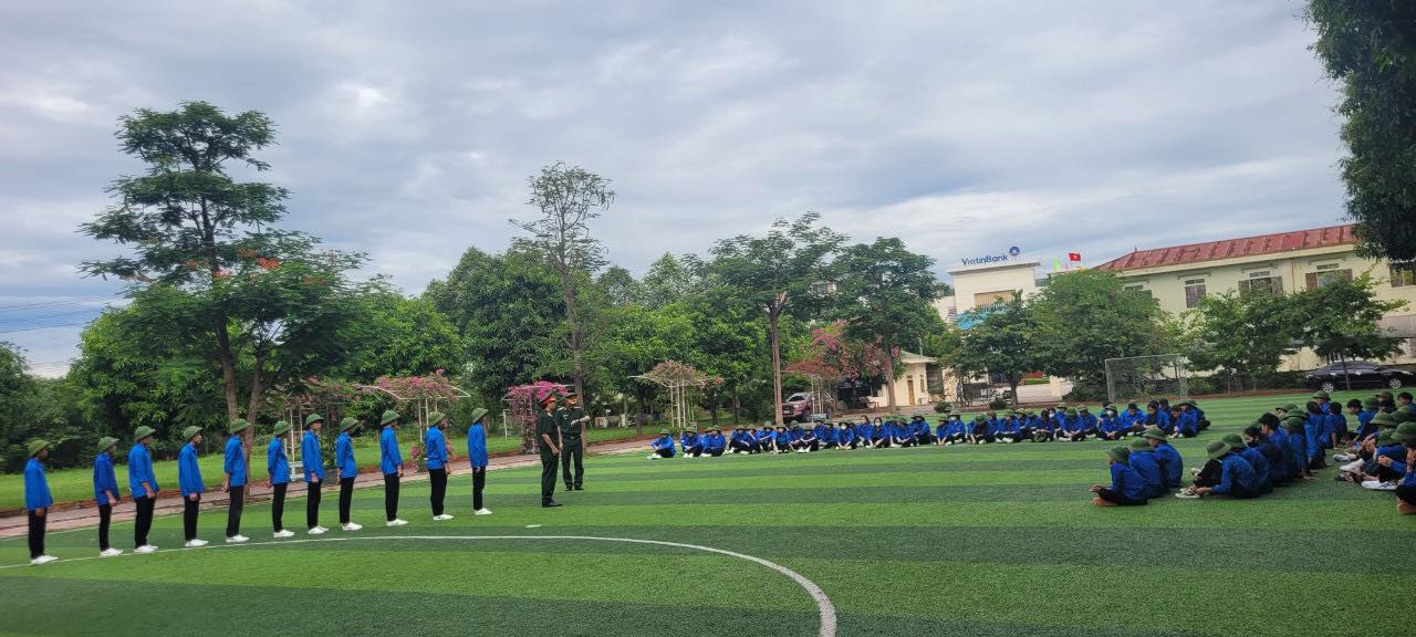 Học sinh trong trang phục màu xanh K20 HLC