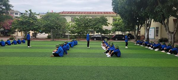 Thầy cô trong trang phục màu xanh