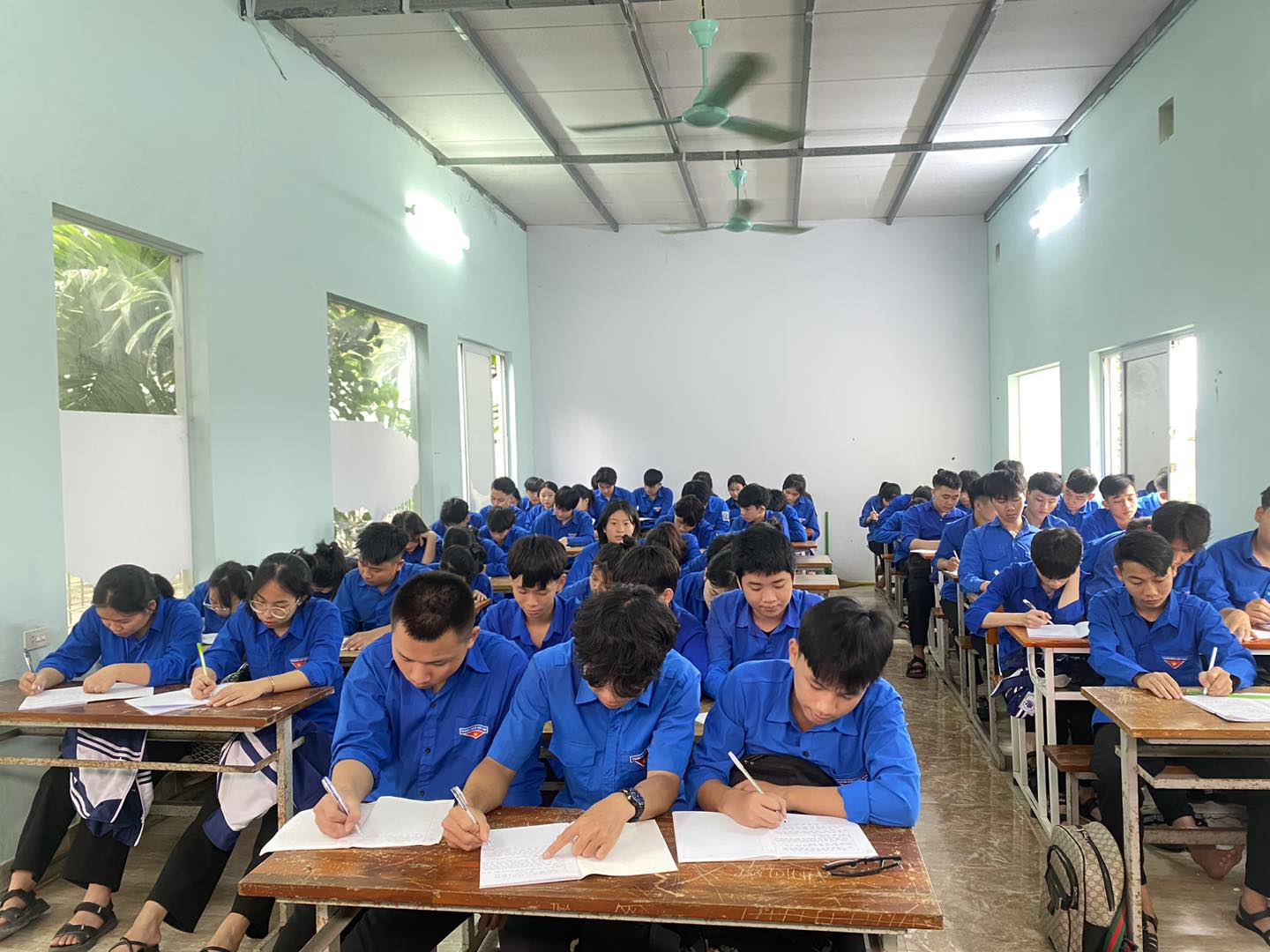 Hình ảnh sân bóng Trường Hồng Lam, nơi diễn ra cuộc thi